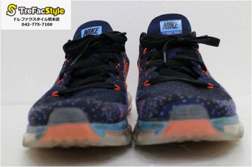 スポーツブランドのスニーカー