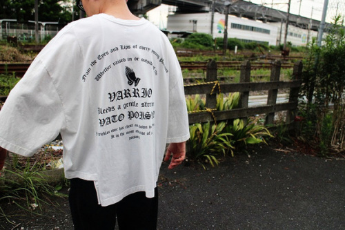 ウィリーチャバリアのバックプリントT