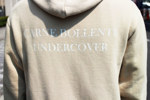 アンダーカバーの刺繍パーカー