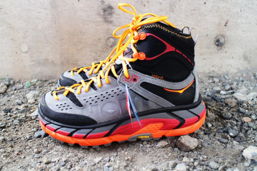 ホカ オネオネのハイカットスニーカー