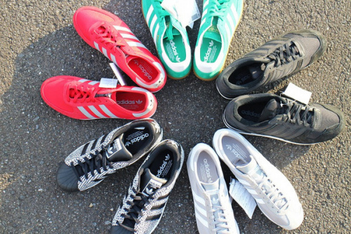 スニーカーのadidas