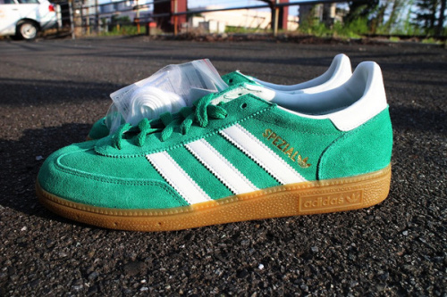 adidasのアディダス