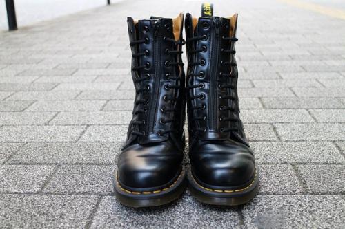 ドクターマーチン×ヨウジヤマモトプールオムの10ホールブーツ