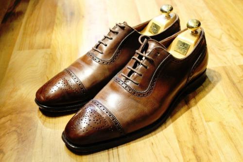 クロケット＆ジョーンズのレザーシューズ
