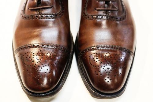 レザーシューズのメダリオンシューズ