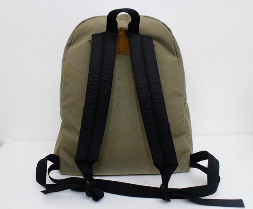 リュックのベージュ