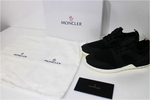 ロゴスニーカーのブラック