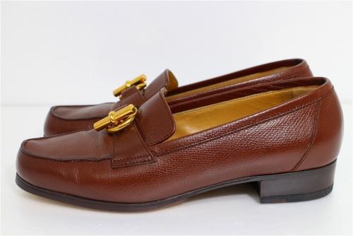 ローファーのブラウン