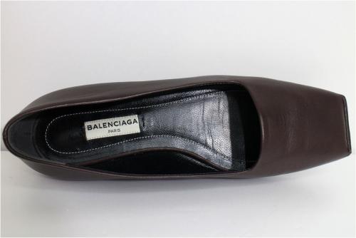 バレンシアガのスクエアトゥフラットパンプス