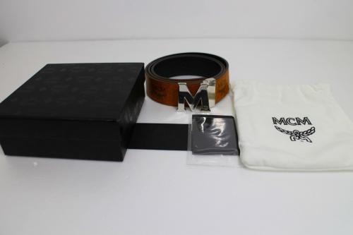 ロゴバックルレザーベルトのキャメル