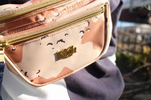 ボディバッグのベージュ