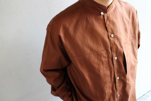 アンフィルのスタンドカラーシャツ