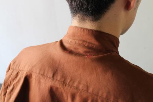 スタンドカラーシャツのベージュ