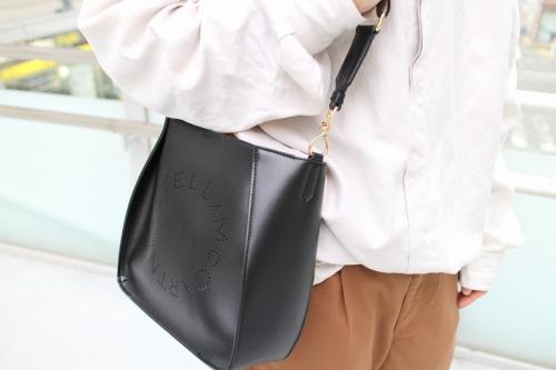 ステラマッカートニーのステラロゴショルダーバッグ