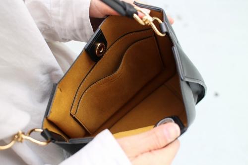 ステラロゴショルダーバッグのブラック