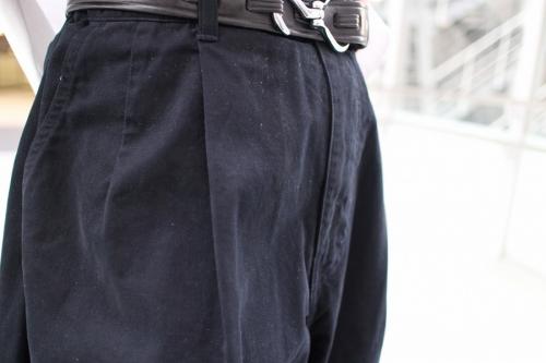 グラフペーパーのミリタリークロス2タックパンツ