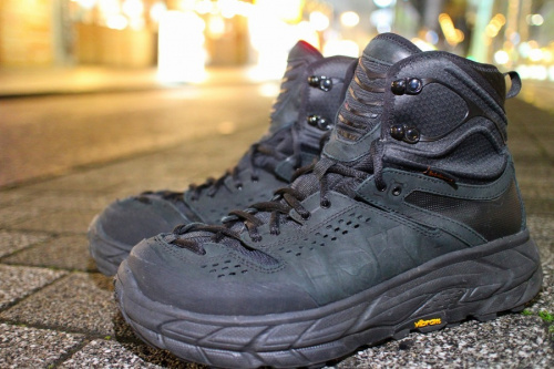 スニーカーのHOKAONEONE