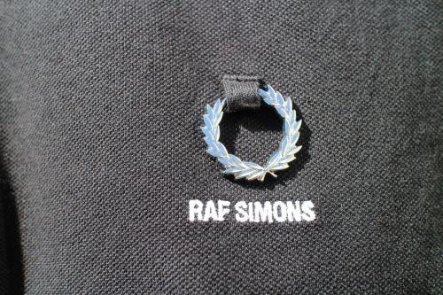 フレッドペリー×ラフシモンズのローレルロゴ鹿の子ポロシャツ