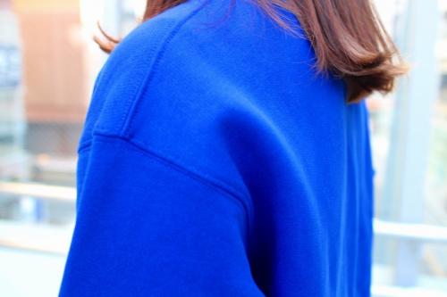 クルーネックスウェットのブルー