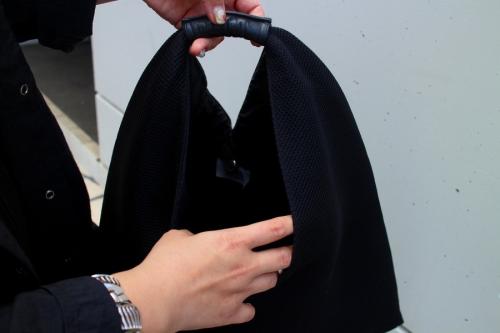 トライアングルトートバッグのブラック