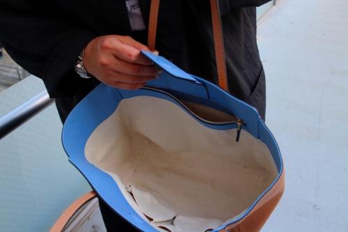 レザートートバッグのベージュ