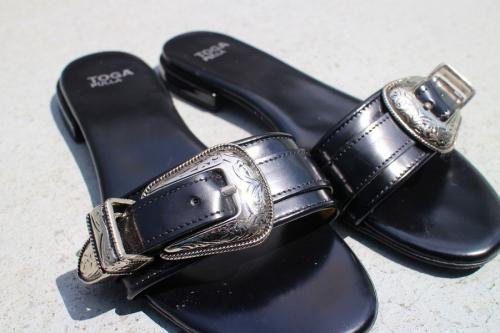 トーガ プルラのサンダル