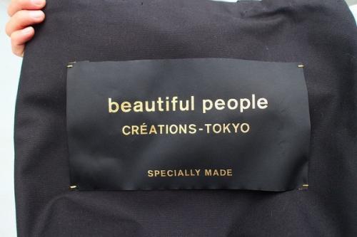 ビューティフル　ピープルのブラックネームタグロゴトートバッグ