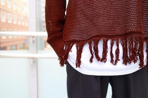 ダイリクのプルオーバーフリンジネックニット