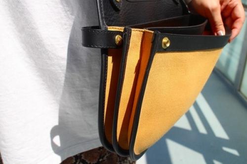 ハンティングワールドのレザーショルダーバッグ