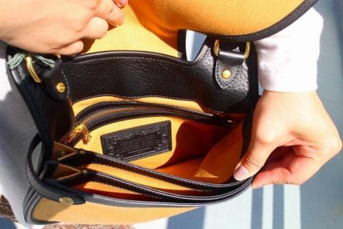 レザーショルダーバッグのブラック