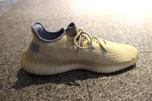 アディダスのYEEZY BOOST 350 V2