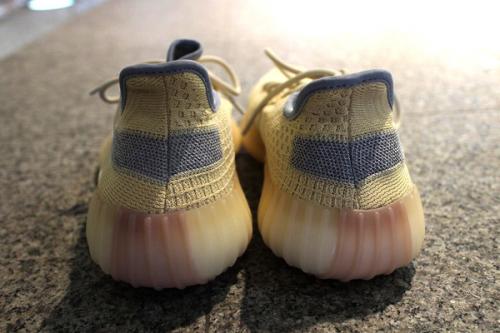 YEEZY BOOST 350 V2のスニーカー
