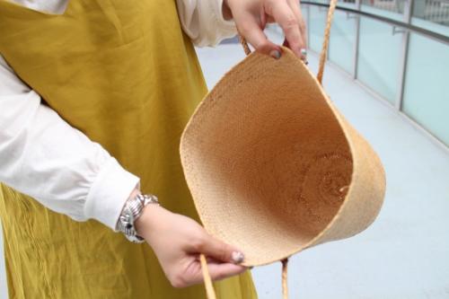 カゴバッグのベージュ