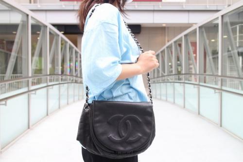 ハーフムーンチェーンショルダーバッグのブラック