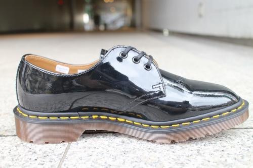 エナメルシューズのブラック