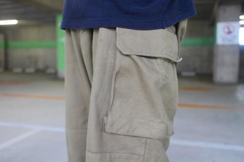 カーゴパンツのカーキ