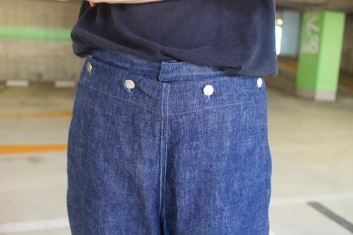 ツキのデニムパンツ