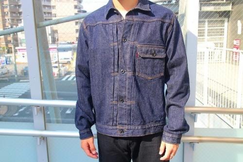 T-バックジャケットのデニムジャケット