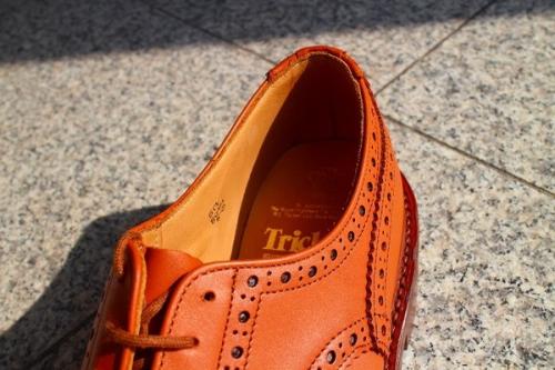 トリッカーズのウィングチップシューズ