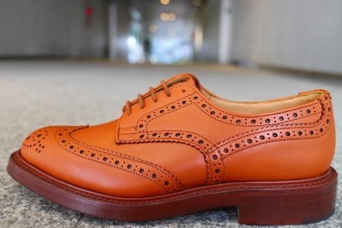 ウィングチップシューズのベージュ