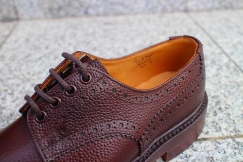 トリッカーズのウィングチップシューズ