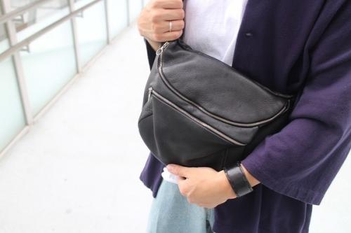 アエタのレザーショルダーバッグ