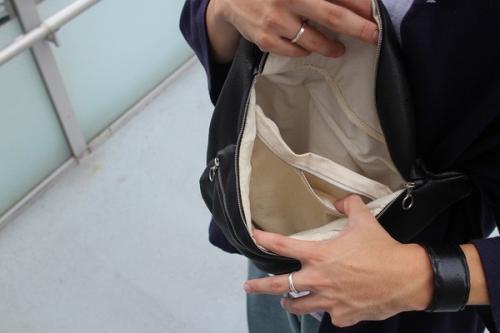 レザーショルダーバッグのブラック