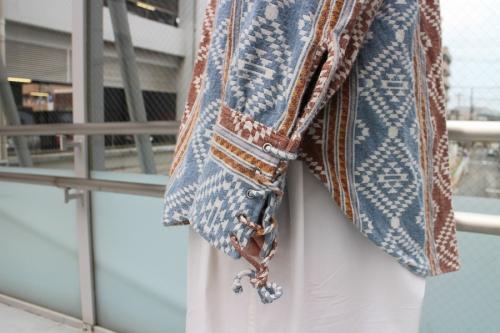 エーアイイーのフランネルレースアップシャツ