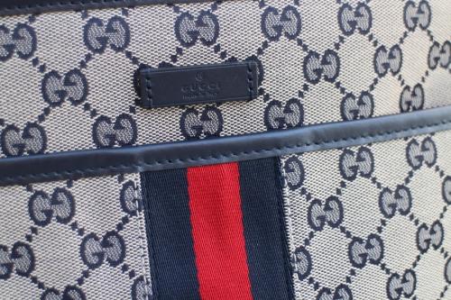 ショルダーバッグのネイビー