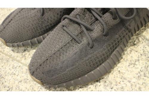 アディダスのYEEZY BOOST 350 V2