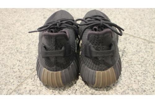 YEEZY BOOST 350 V2のスニーカー