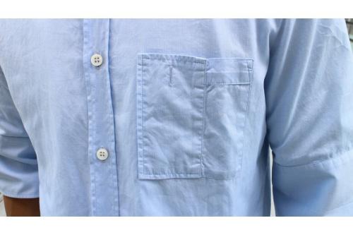 半袖シャツのブルー