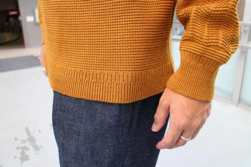 たすき掛けニットのイエロー