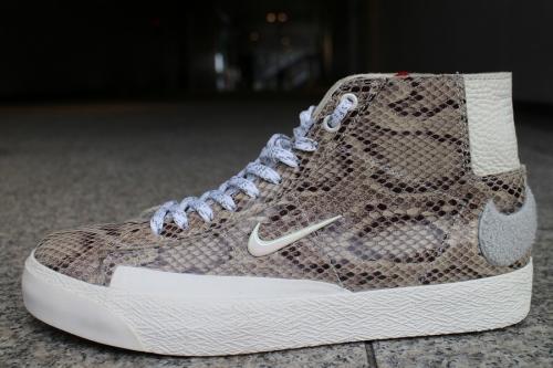 ハイカットスニーカーのパイソン柄